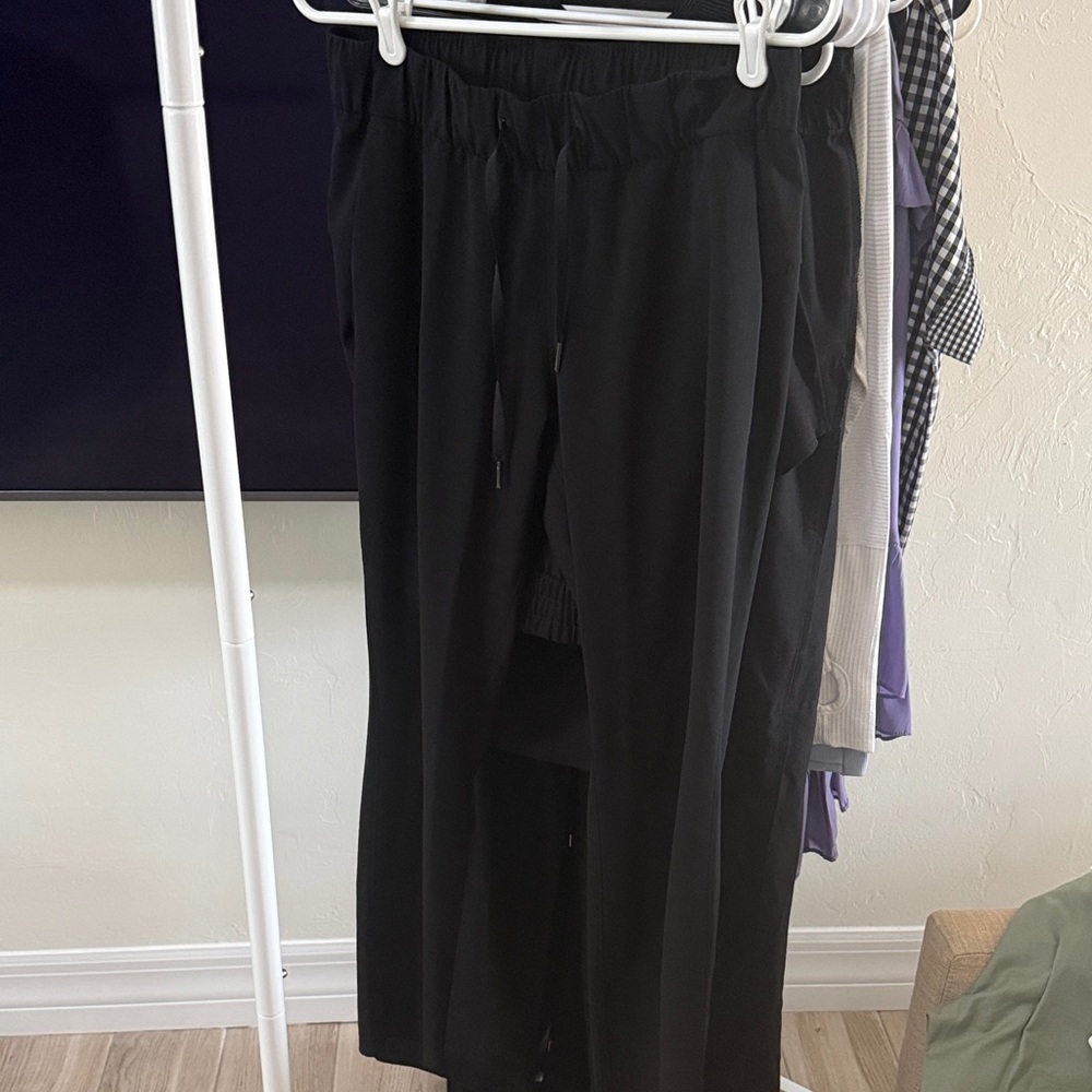 Lululemon women’s black cropped pants